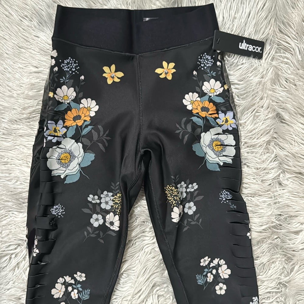 Beautiful NWT Ultracor black leggings with floral print